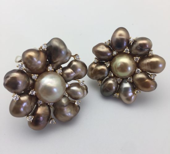 A pair of large Tahitian pearl brooches, each with 16 diamonds set in 18K gold - vintage