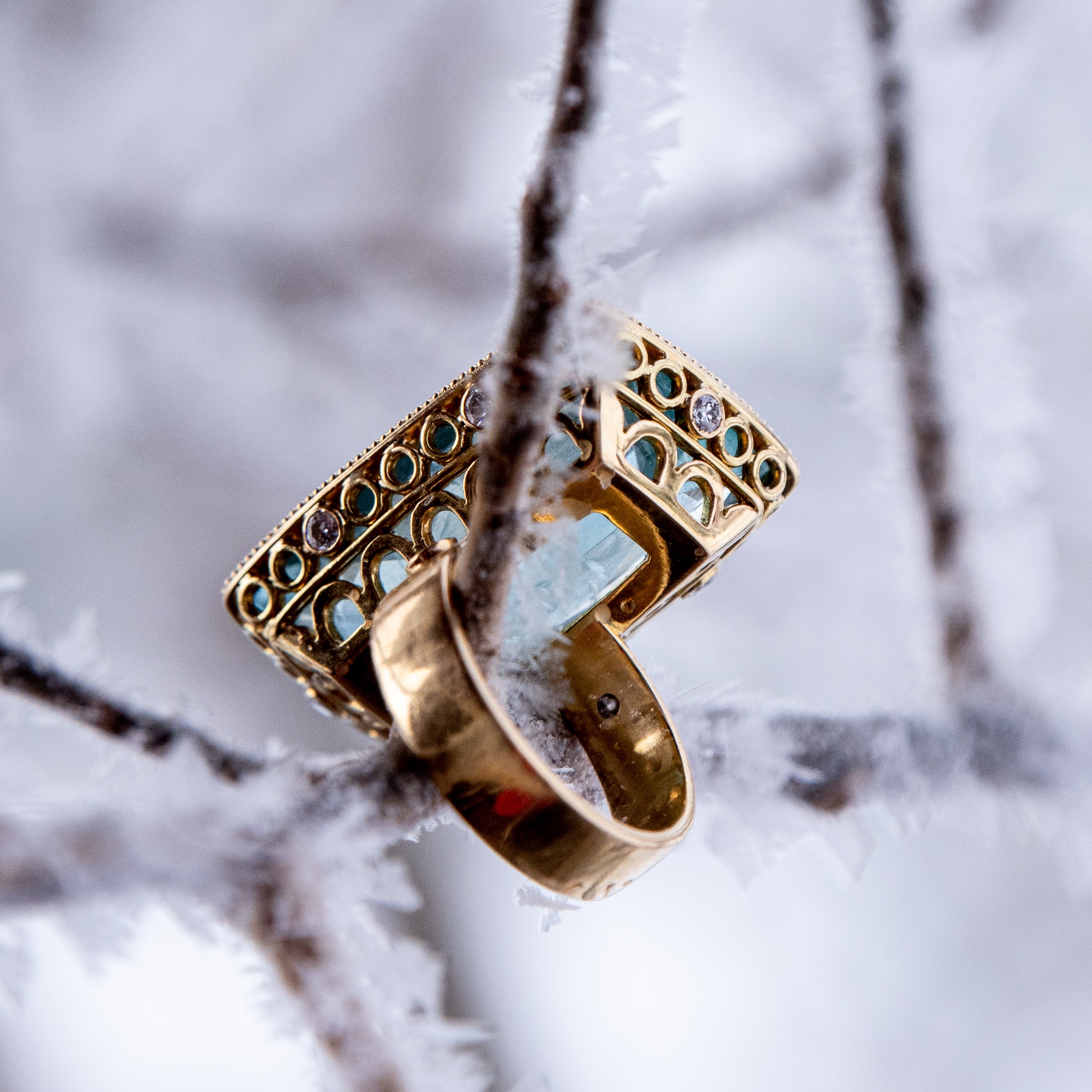detail view of 35 carat aquamarine ring setting showing the 20K yellow gold basket and ring shank