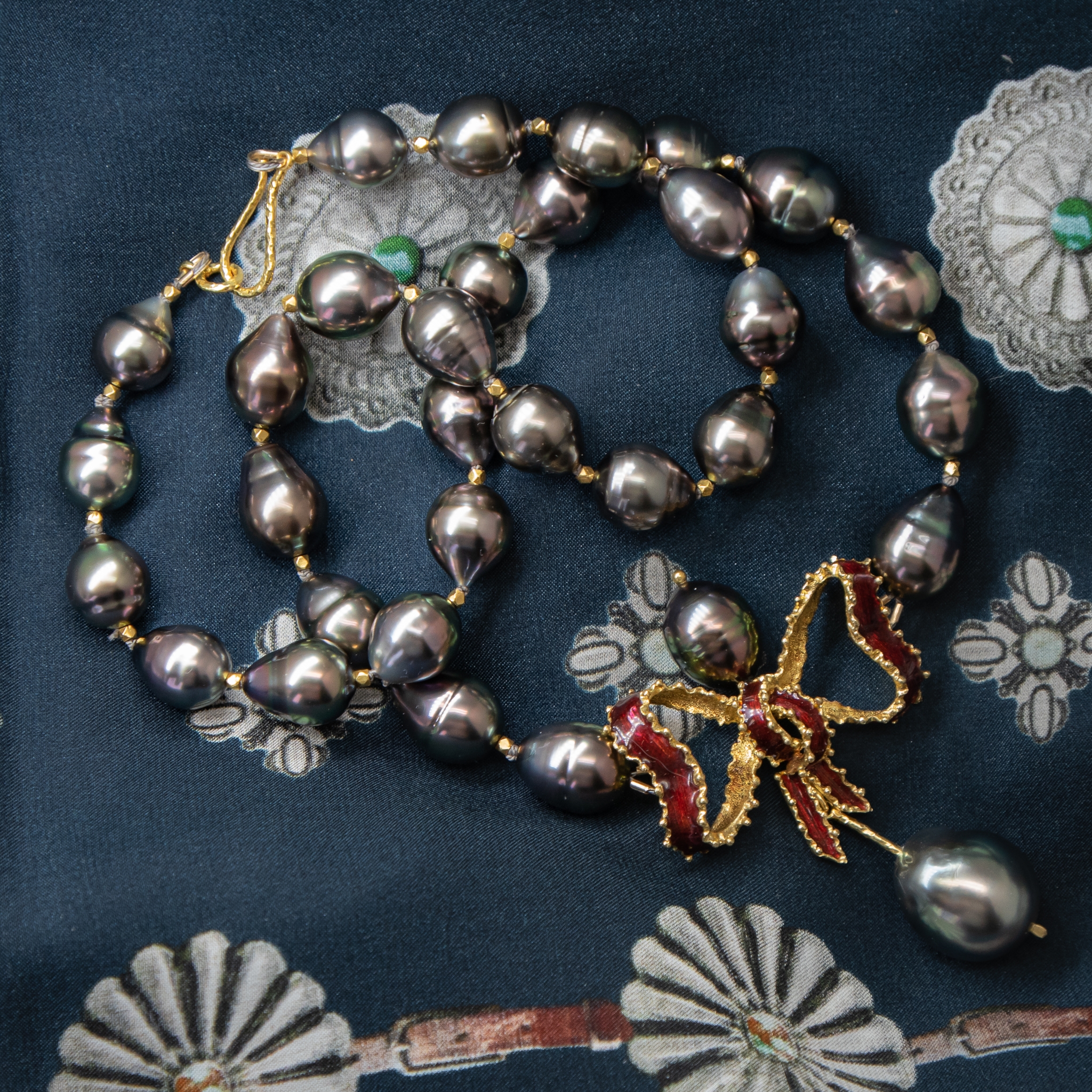 Tahitian circle pearls with Italian 18K gold enamel bow pendant