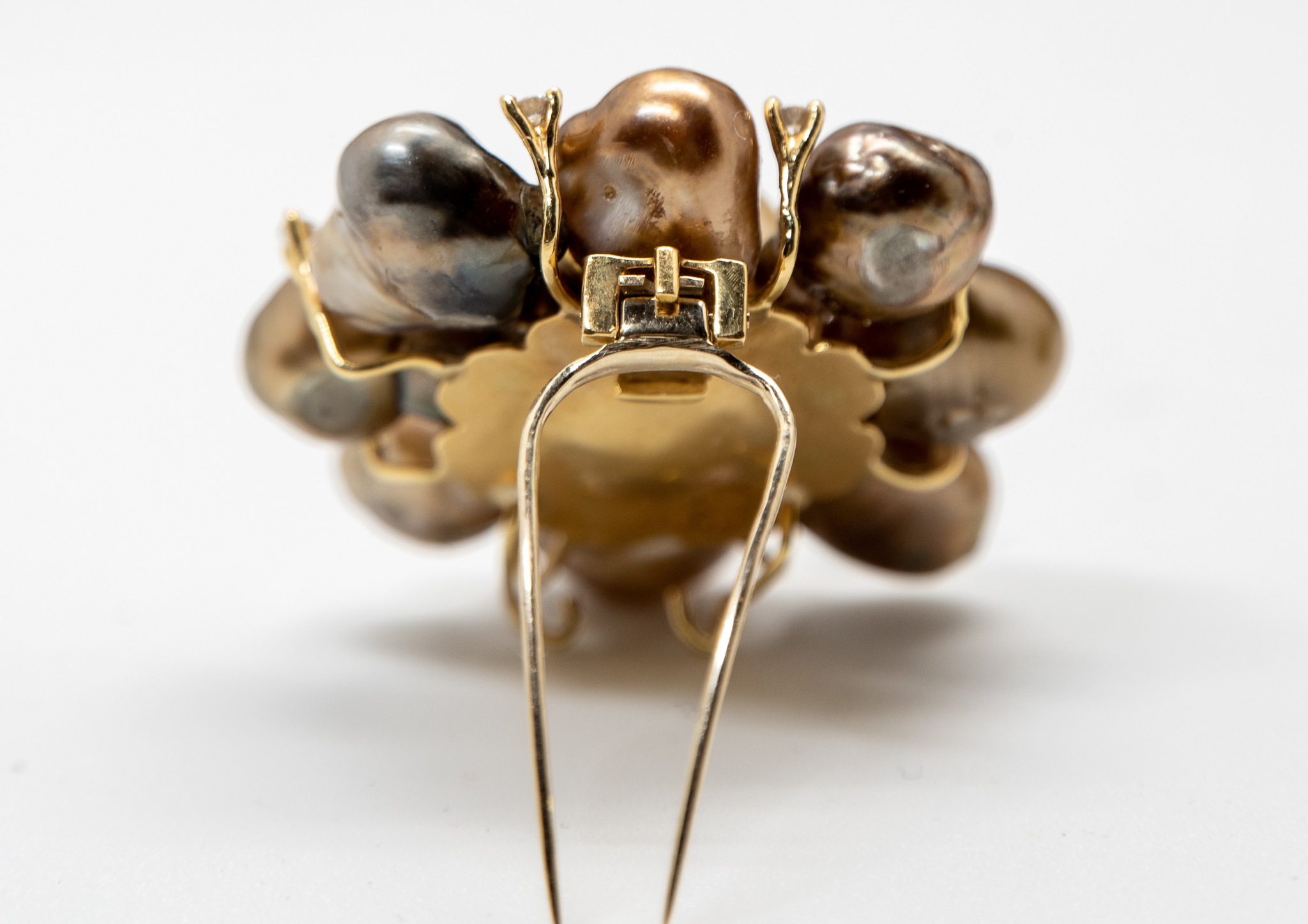 Tahitian pearl brooch showing 18K yellow gold pin mechanism and back of brooch